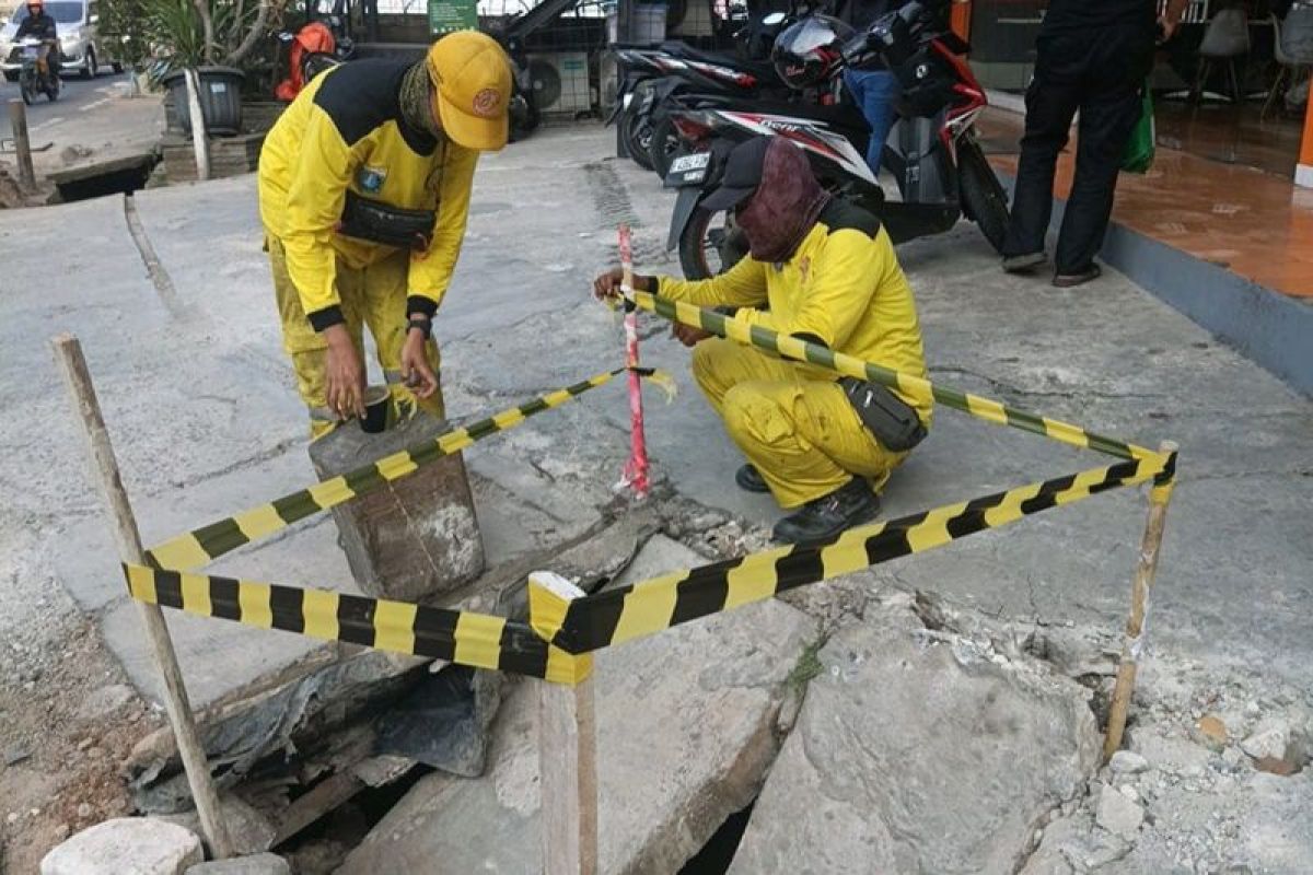 Truk es krim "nyungsep" di Palmerah akibat trotoar ambles